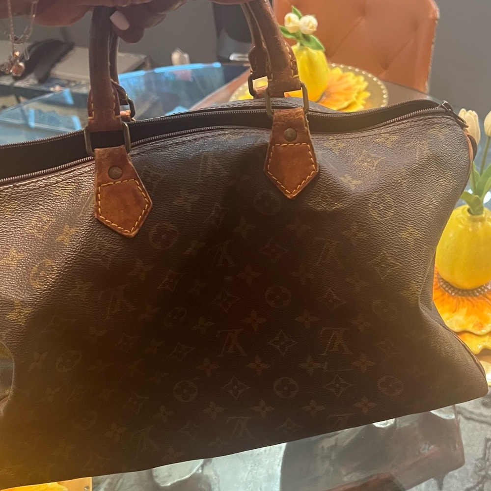Used LVbag it is an original. Used a great deal but it is still is authentic
